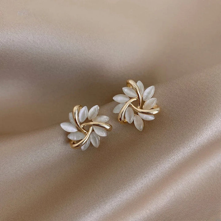 Pixie | Orecchini Dorati Eleganti con Motivi Floreali in Opale