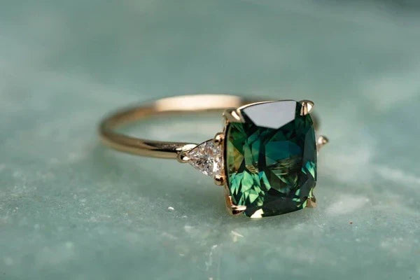 Oro Anello with Stone in Vintage Style
