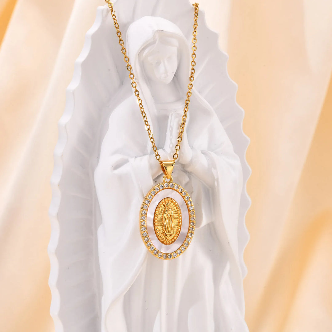 Collana con Ciondolo Ovale di la Vierge in Oro