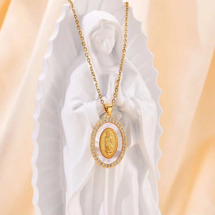 Collana con Ciondolo Ovale di la Vierge in Oro