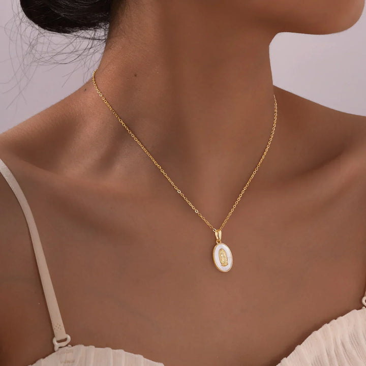 Collana con Ciondolo Ovale di la Vierge in Oro