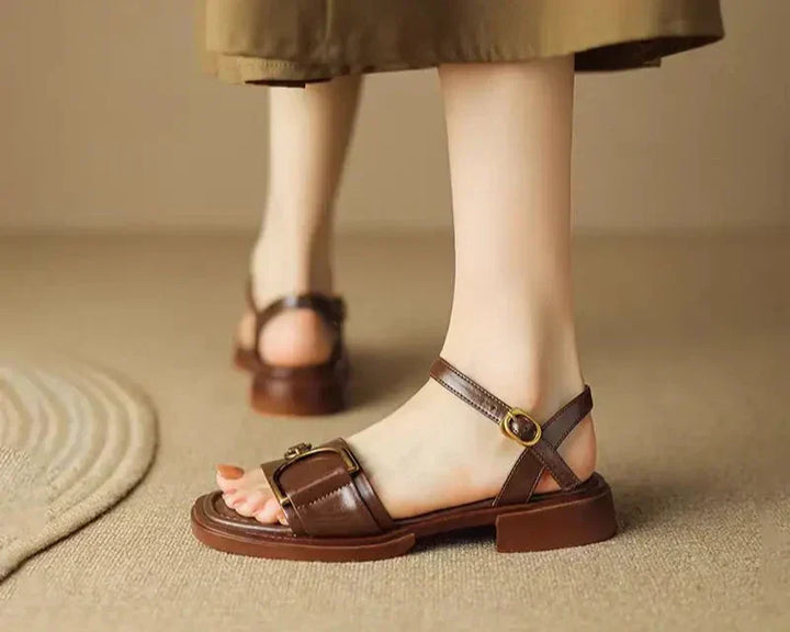 Trish | Semplice Buckle Estate Sandali