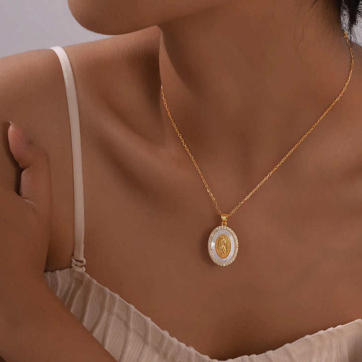 Collana con Ciondolo Ovale di la Vierge in Oro