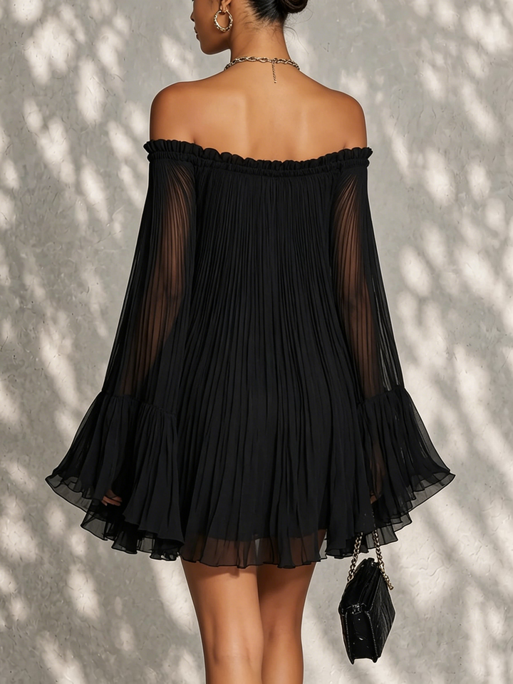 Maeve | Nero Mini Abito with Bell Sleeves and Ruched Spalle Scoperte Neckline