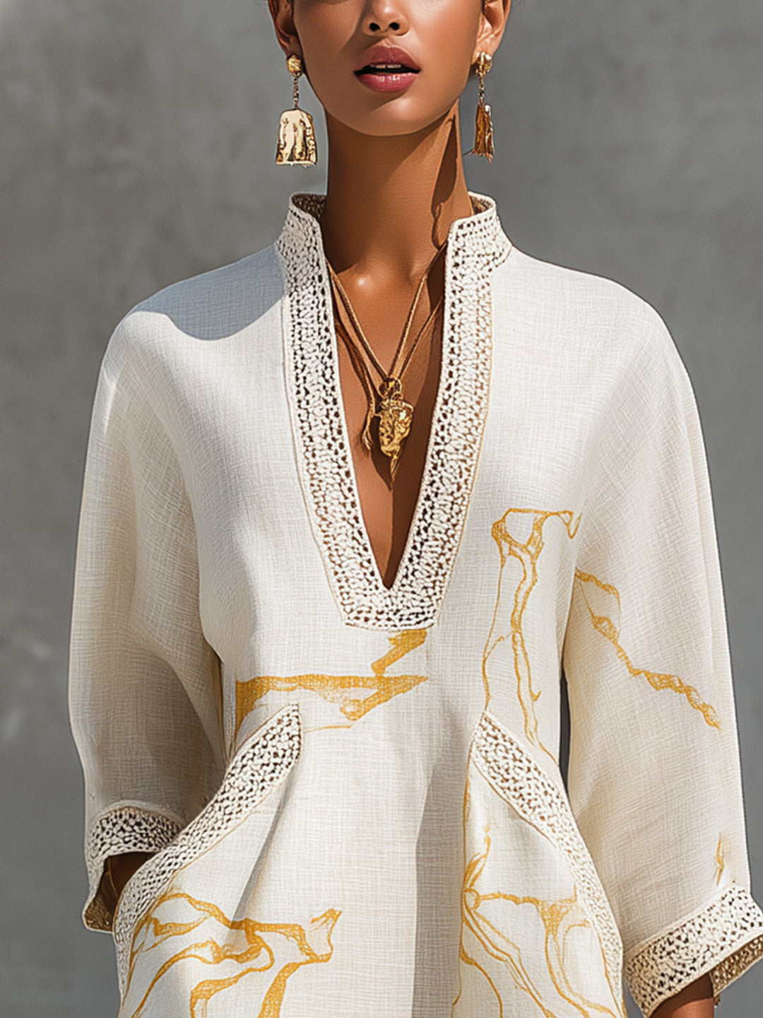 Lily | Avorio Crochet Pizzo Mini Abito with Oro Motifs and Scollo a V