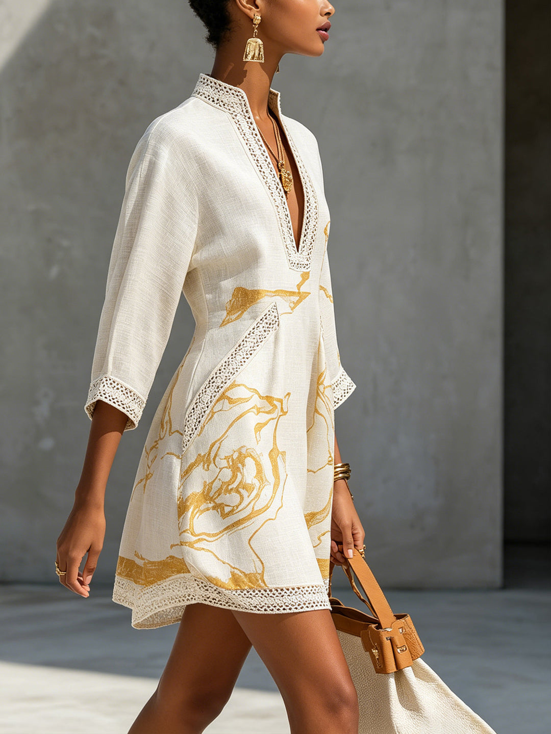 Lily | Avorio Crochet Pizzo Mini Abito with Oro Motifs and Scollo a V