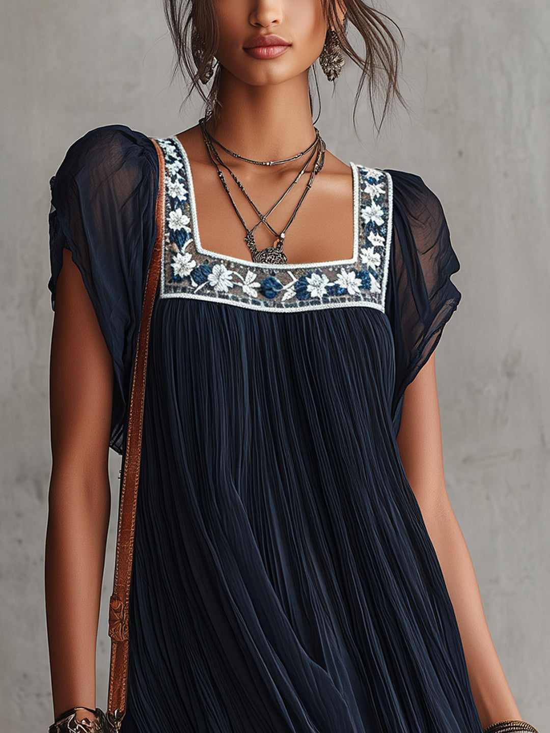 Grace | Pleated Raso Mini Abito with Blu Blu Navy Floreale Embroidery