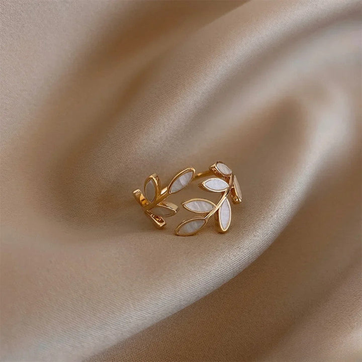Adjustable Oro Anello with Bianco Opal Leaf