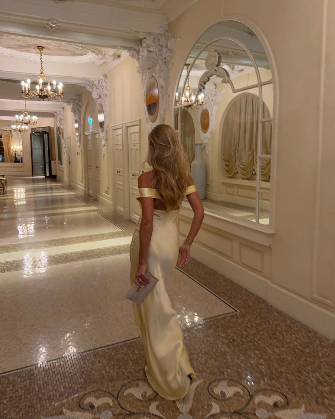Alicia | Abito Maxi in Raso a Spalle Scoperte