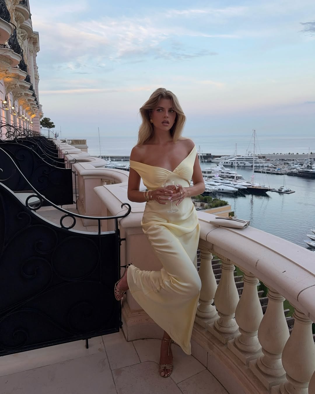 Alicia | Abito Maxi in Raso a Spalle Scoperte