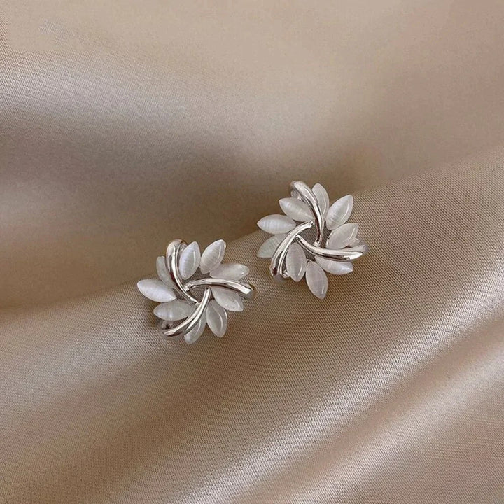 Pixie | Orecchini Dorati Eleganti con Motivi Floreali in Opale