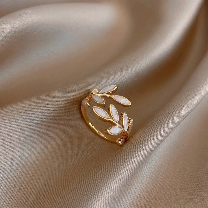 Adjustable Oro Anello with Bianco Opal Leaf