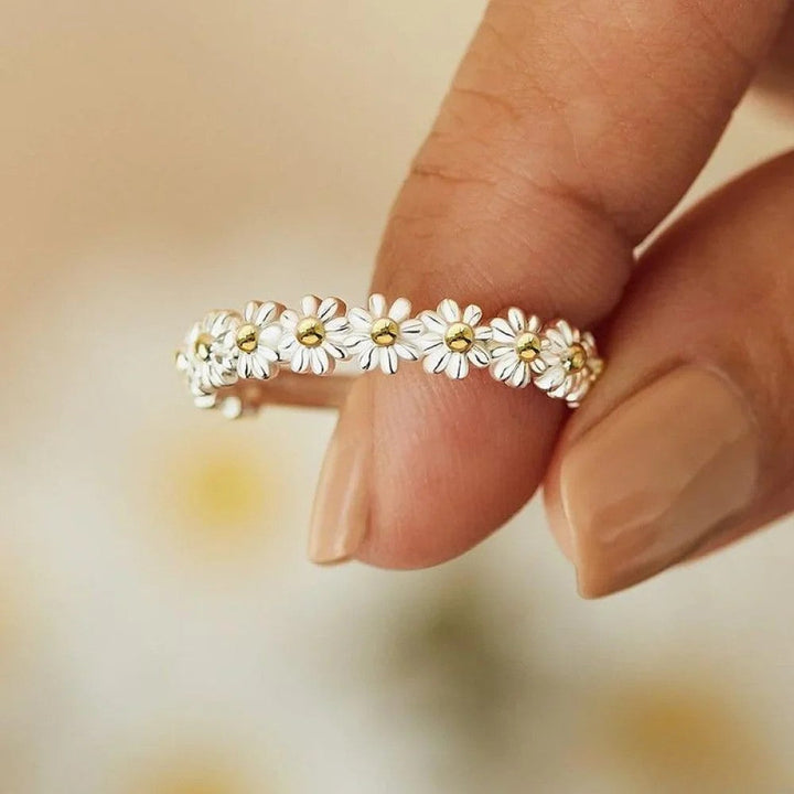 Adjustable Argento Anello with Hand-Painted Enamel Daisy