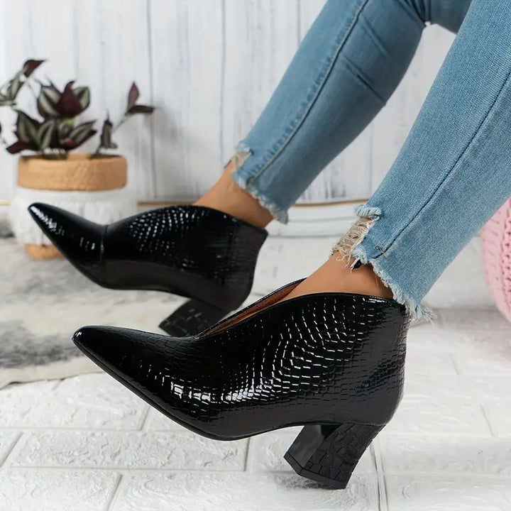 Luz | Women's Textured Ankle Stivali with Curved Cut and Mid Block Tacco