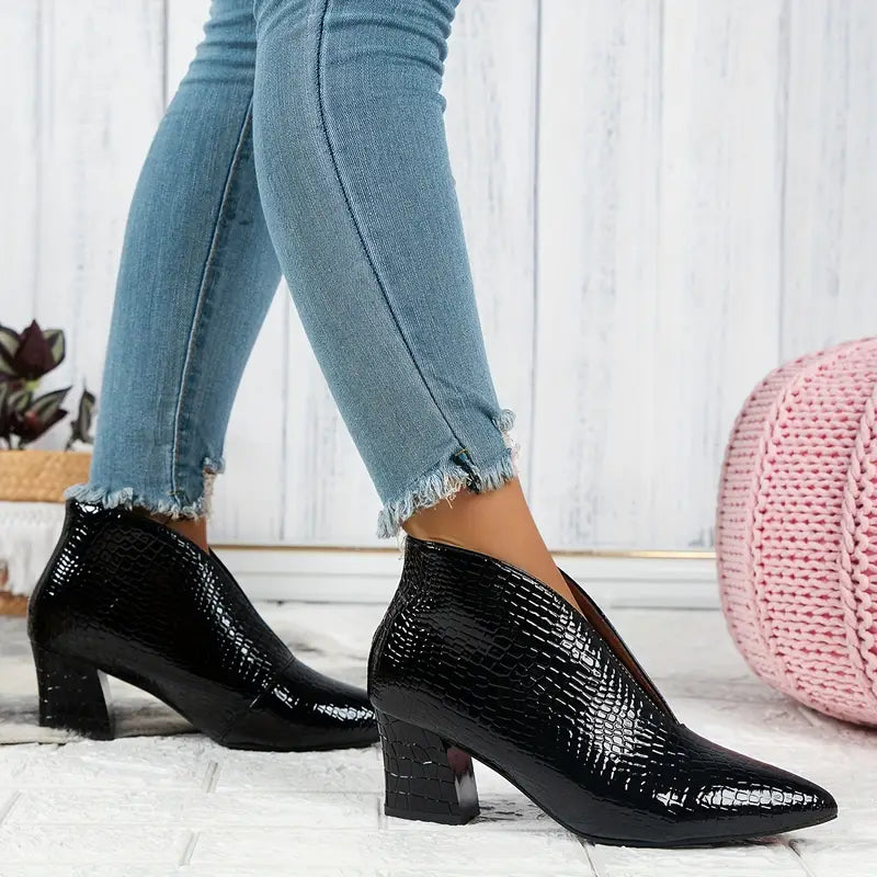 Luz | Women's Textured Ankle Stivali with Curved Cut and Mid Block Tacco