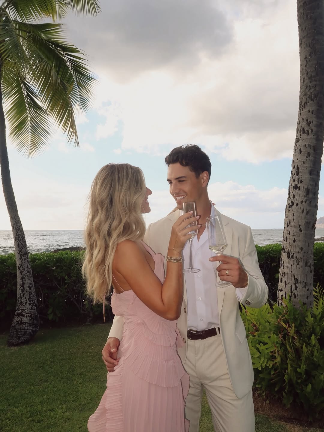 Eliza | Abito Maxi Plissettato con Collo Halter e Balze