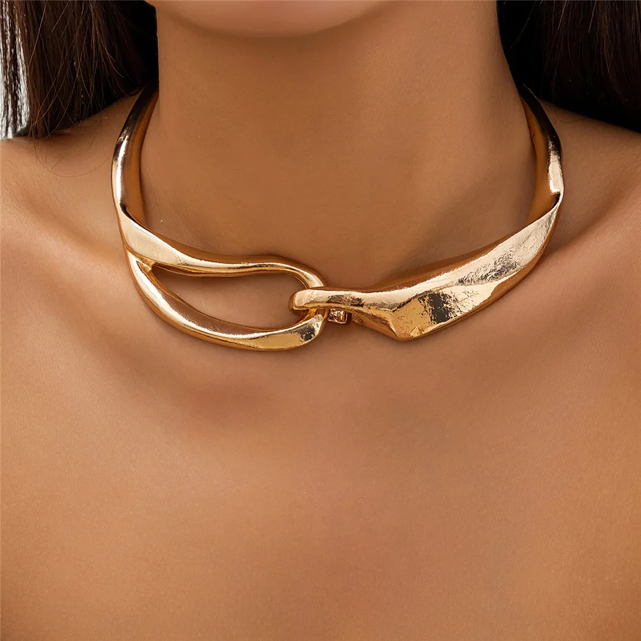 Collana in or con texture audacieuse