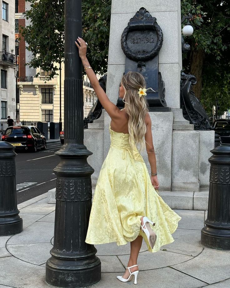 Rosalie | Abito Midi Floreale con Collo Halter e Corsetto