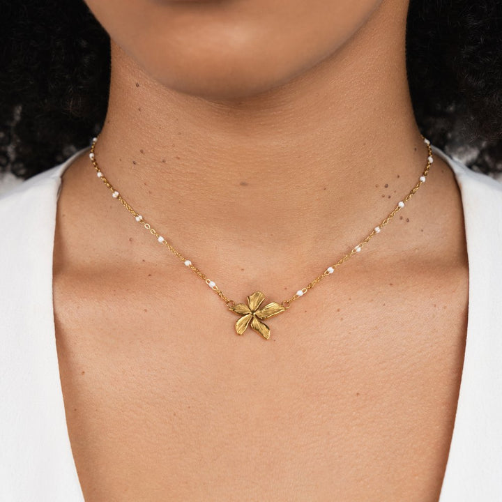 Collana Elegante con Fiore in Oro