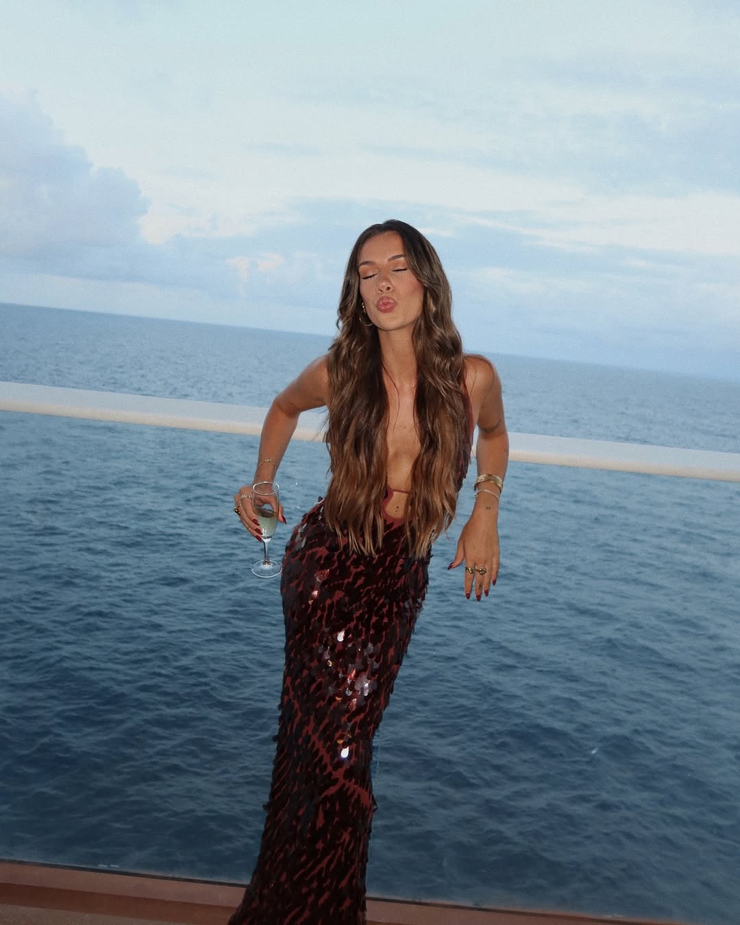 Veronica | Abito Maxi in Paillettes, Scollo a V e Spalline Sottili