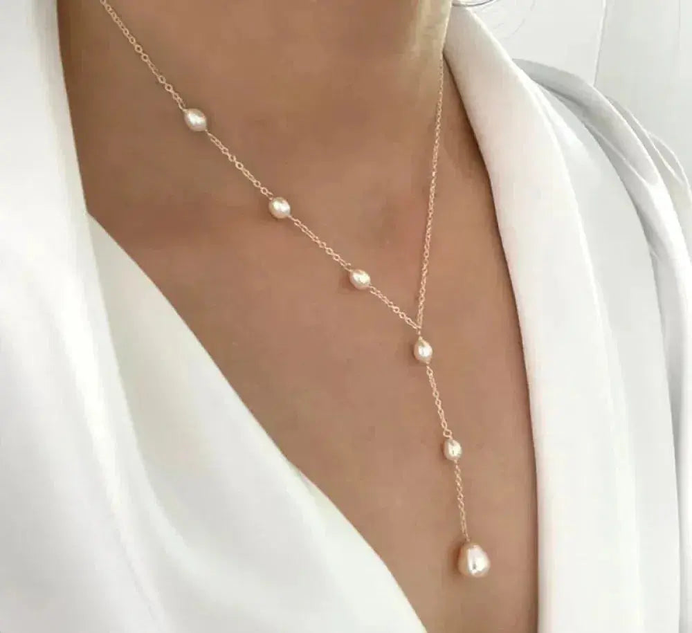 Collana vintage elegante con ciondolo e perle