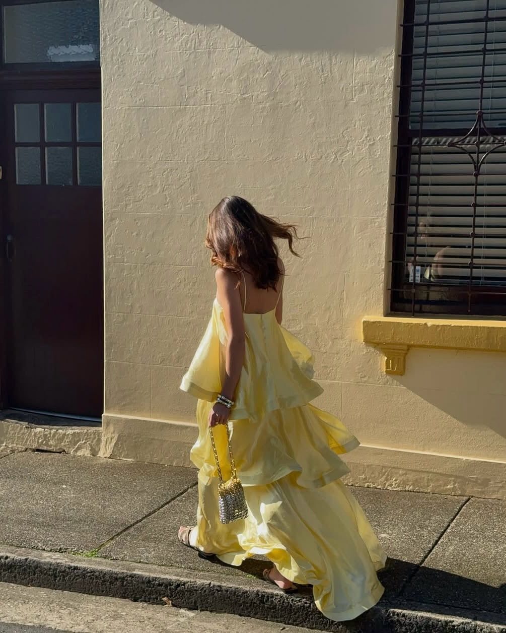 Stevie | Abito Maxi in Raso a Balze con Schiena Scoperta